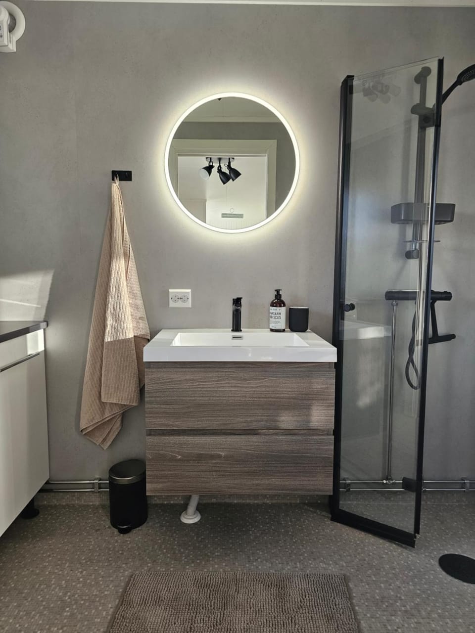 Shower, Bathroom, towels