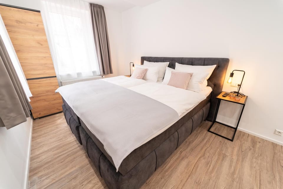 Bed, Photo of the whole room, wardrobe