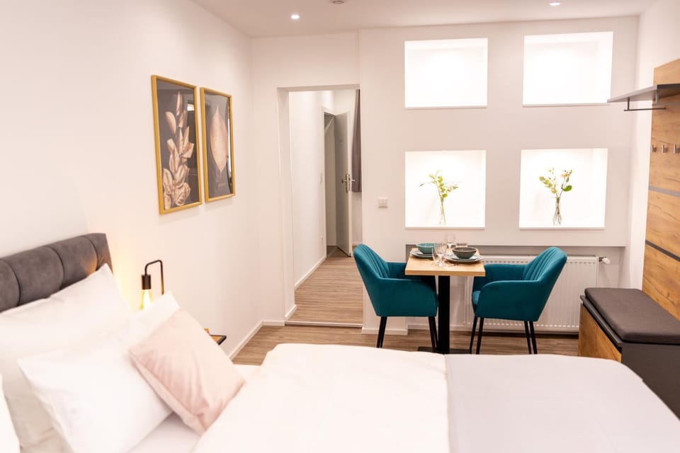 Bed, Photo of the whole room, Seating area