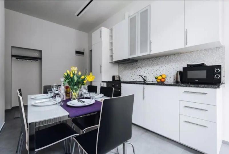 Kitchen or kitchenette, Living room, Seating area, Dining area, oven, stove