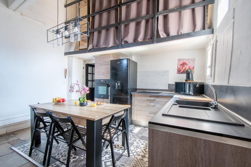 Kitchen or kitchenette, Dining area, oven, stove