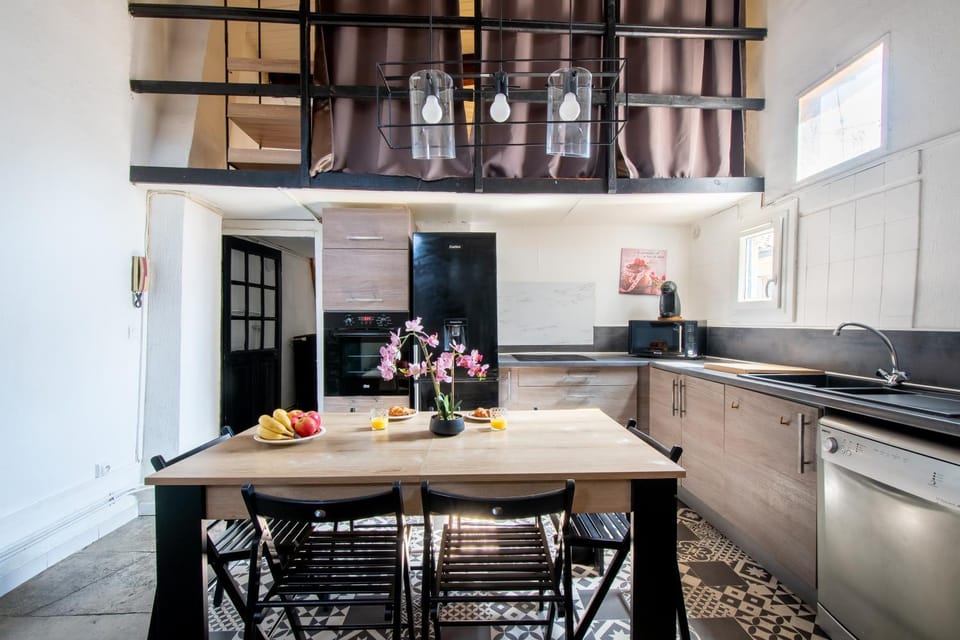 Kitchen or kitchenette, Dining area, dishwasher, stove