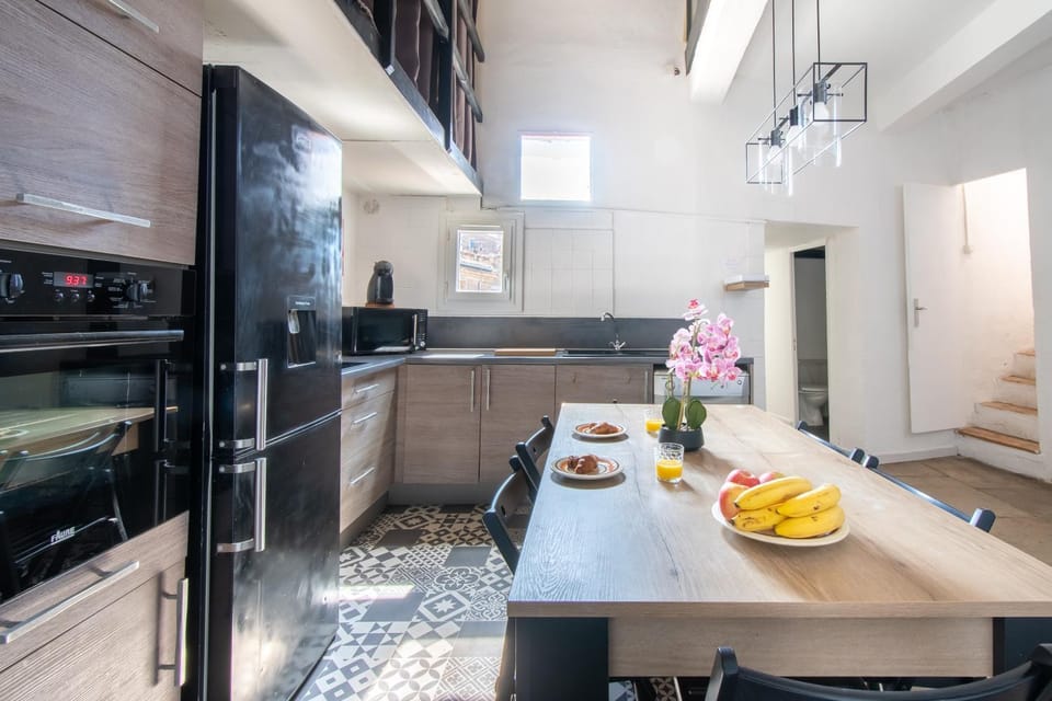 Kitchen or kitchenette, Food and drinks, Dining area, Food, oven, stove