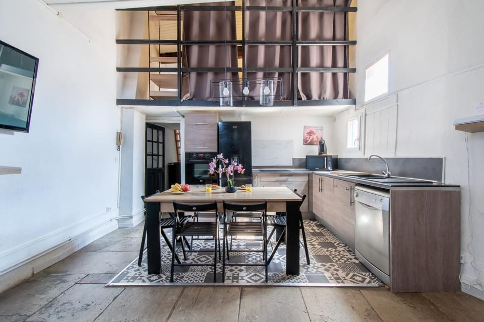Kitchen or kitchenette, Dining area, dishwasher, oven, stove