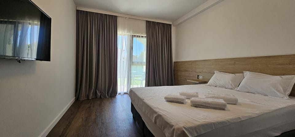 Bed, TV and multimedia, Photo of the whole room, Bedroom, towels