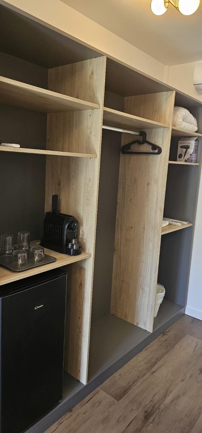 Coffee/tea facilities, minibar, wardrobe