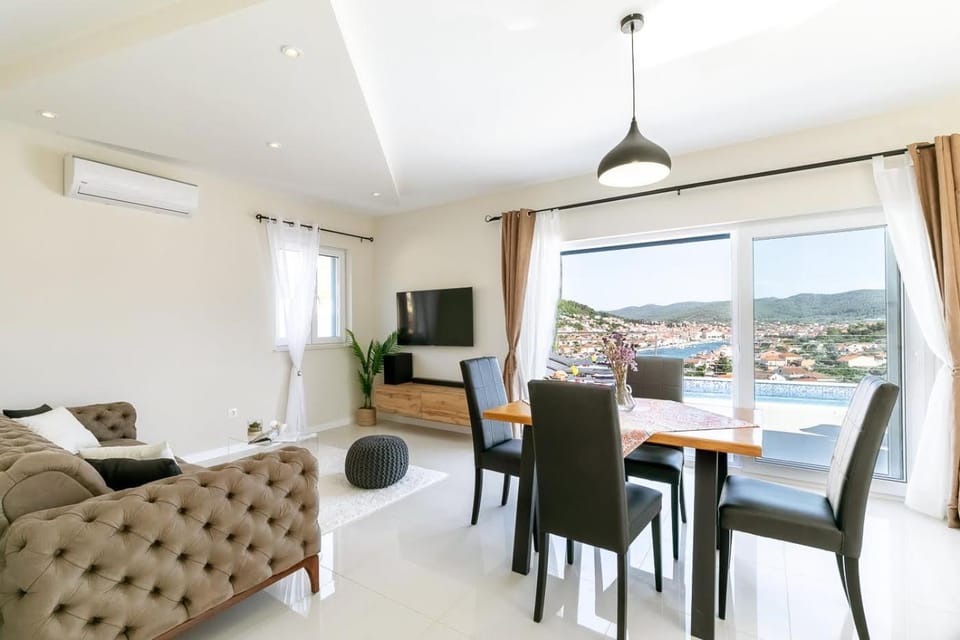 Communal lounge/ TV room, Natural landscape, TV and multimedia, View (from property/room), Seating area, Dining area