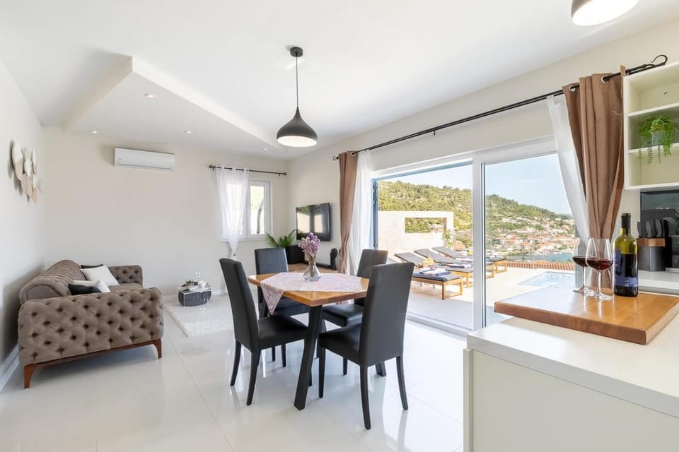 View (from property/room), Living room, Seating area, Dining area, air conditioner