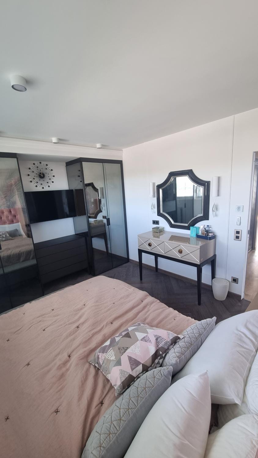 Bed, TV and multimedia, Bedroom