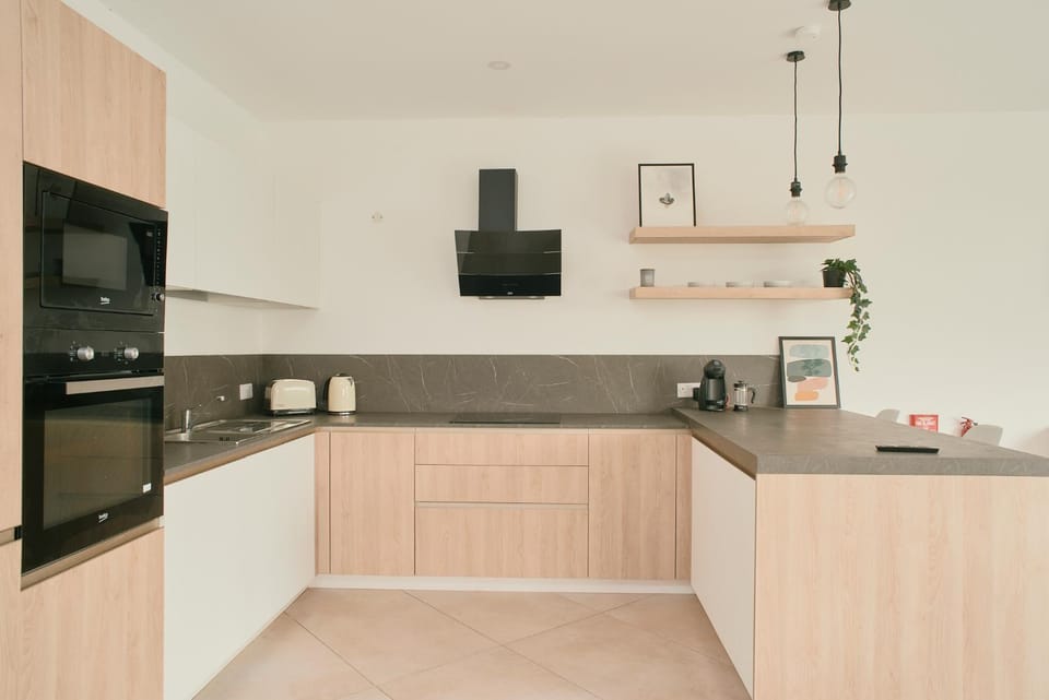 Coffee/tea facilities, dishwasher, microwave, oven, stove, kitchen, kitchen
