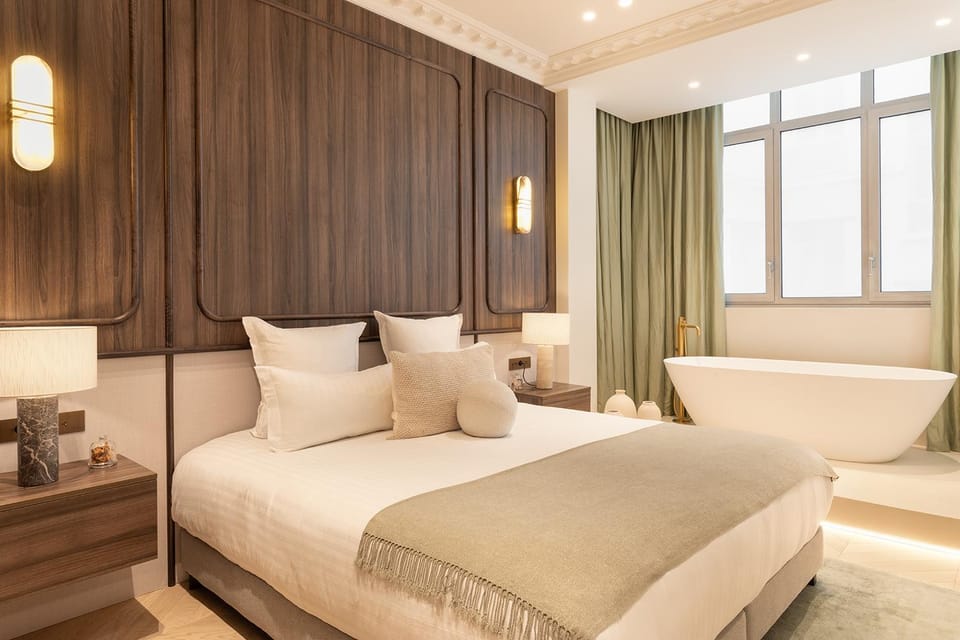 Bed, Photo of the whole room, Seating area, Bedroom