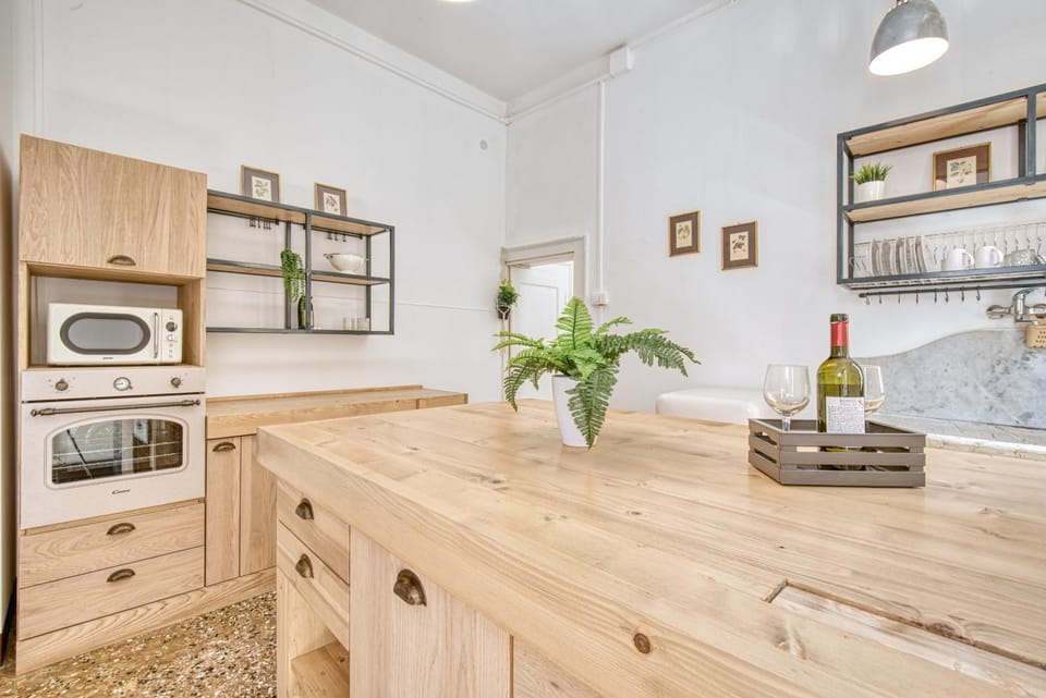Property building, Food close-up, Day, Coffee/tea facilities, Kitchen or kitchenette, Living room, microwave, oven, kitchen