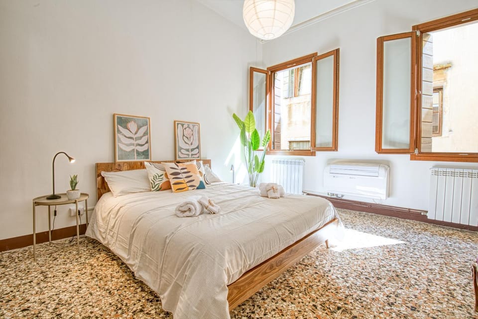 Bed, Photo of the whole room, Bedroom, internet, towels, towels, wardrobe, air conditioner