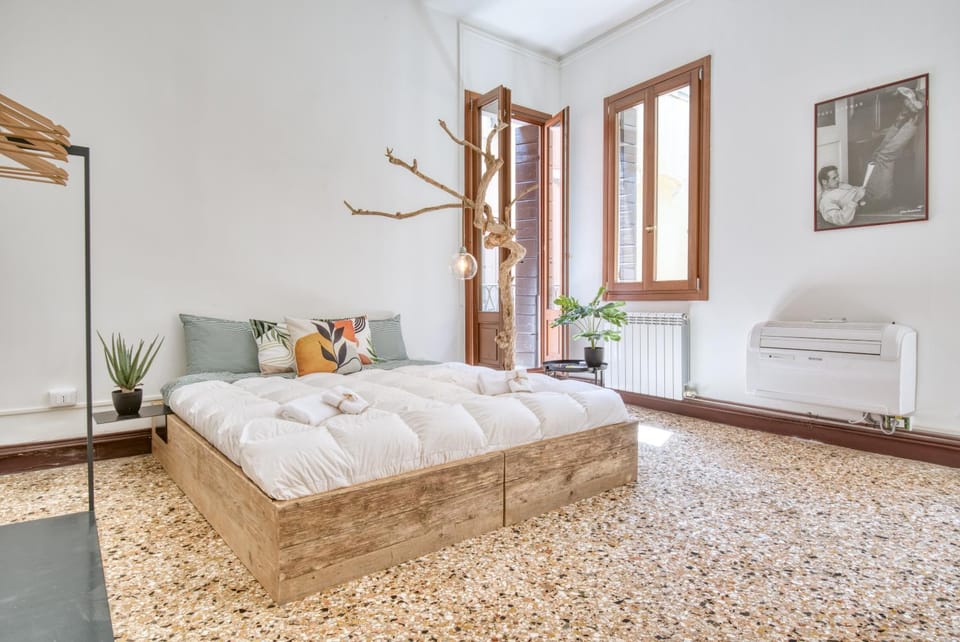 Bed, Balcony/Terrace, Photo of the whole room, Bedroom, internet, towels, air conditioner