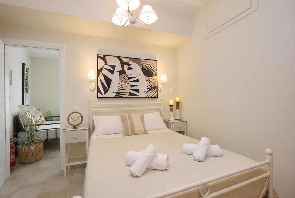 Bed, Photo of the whole room, Decorative detail, Bedroom, towels