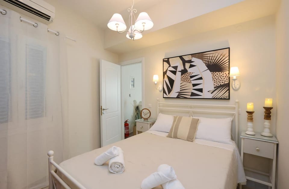 Bed, Photo of the whole room, towels