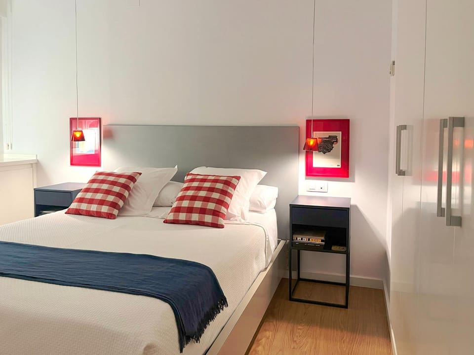 Bed, Photo of the whole room, Bedroom