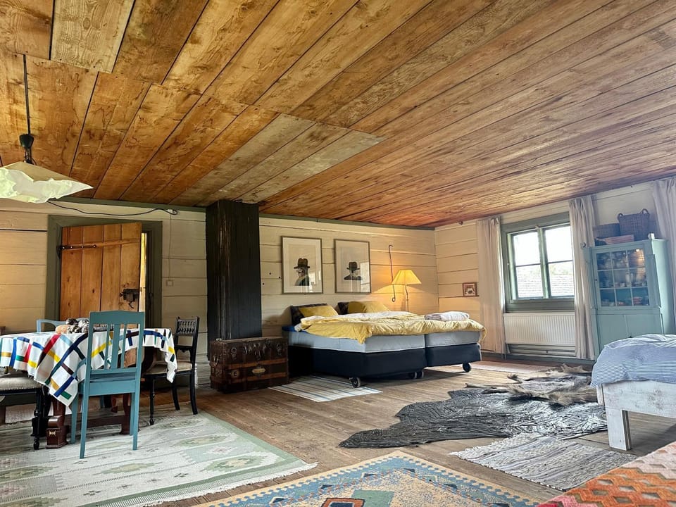 Bed, Photo of the whole room, Seating area, Bedroom
