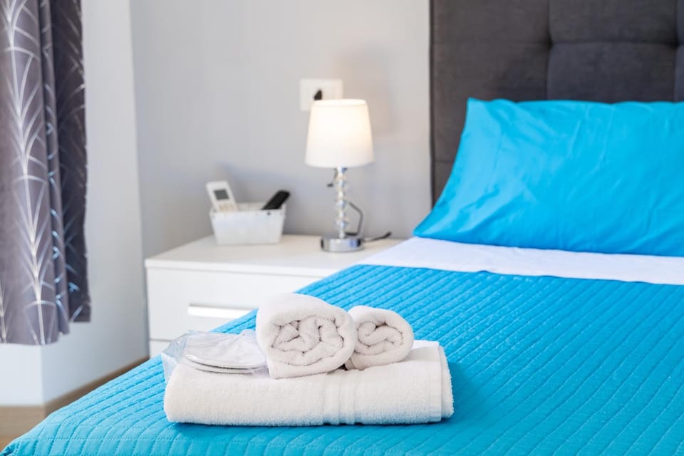 Bed, Photo of the whole room, Bedroom, towels