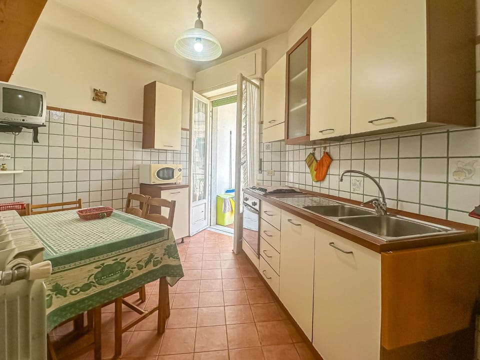 Kitchen or kitchenette, Dining area, oven, stove