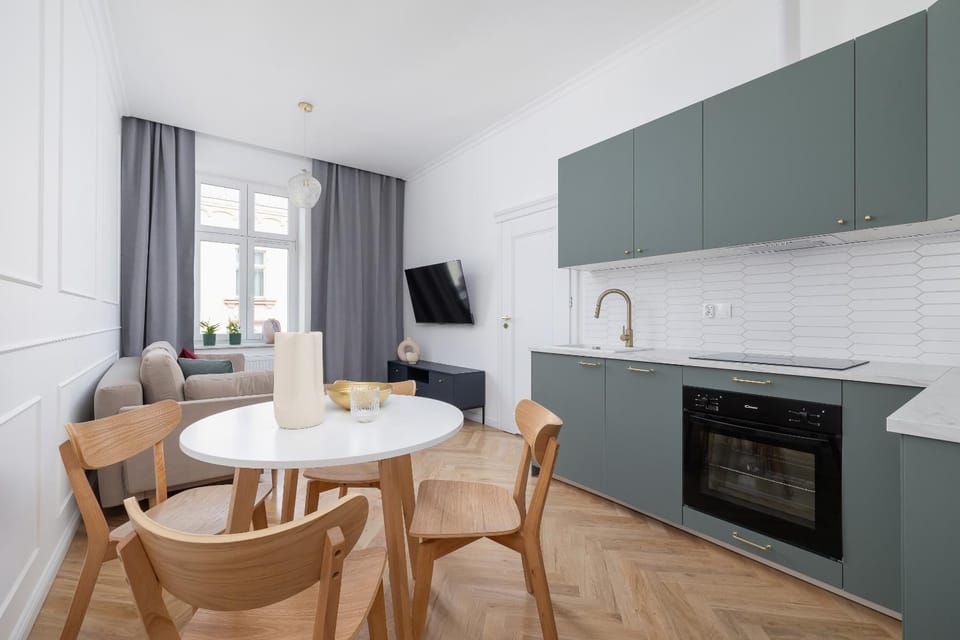 TV and multimedia, Kitchen or kitchenette, Seating area, Dining area, stove