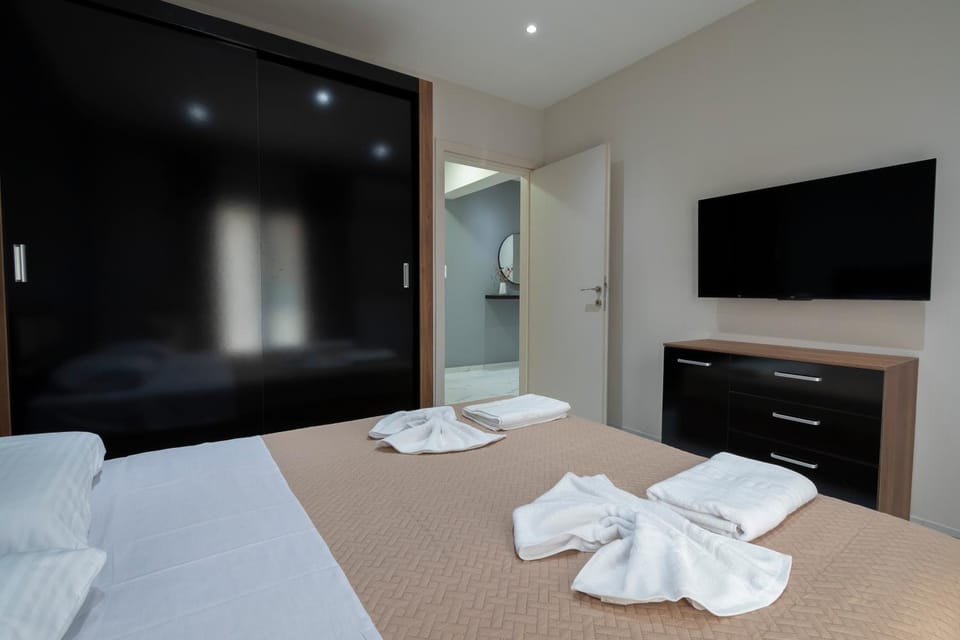 Bed, TV and multimedia, Photo of the whole room, Bedroom, towels, wardrobe