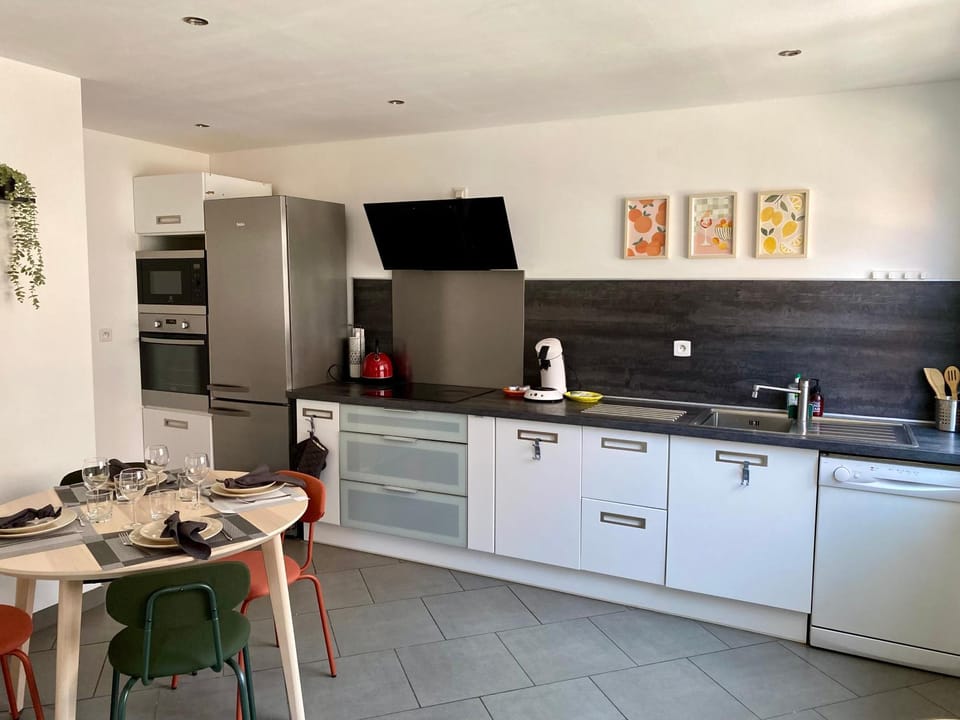 Kitchen or kitchenette, Dining area, dishwasher, oven, stove