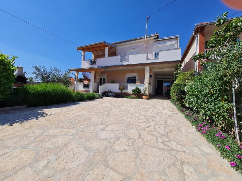 Property building, Day, Garden, Garden view