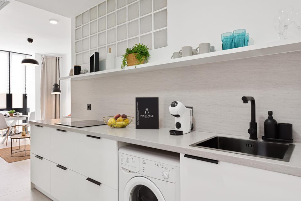 Coffee/tea facilities, Kitchen or kitchenette, stove, toaster, washing machine