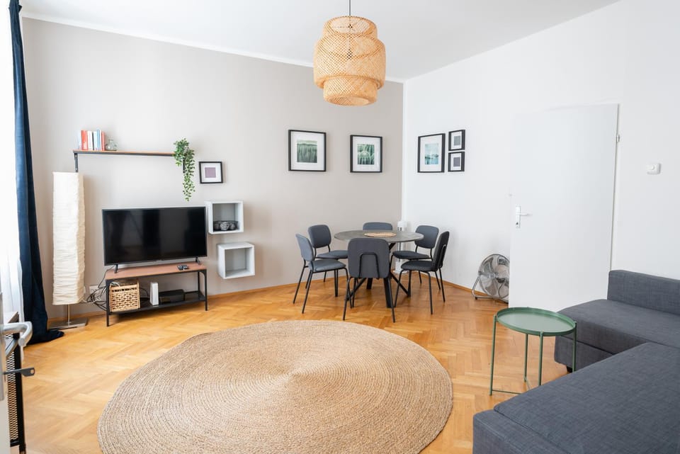 Communal lounge/ TV room, TV and multimedia, Living room, Seating area, Dining area