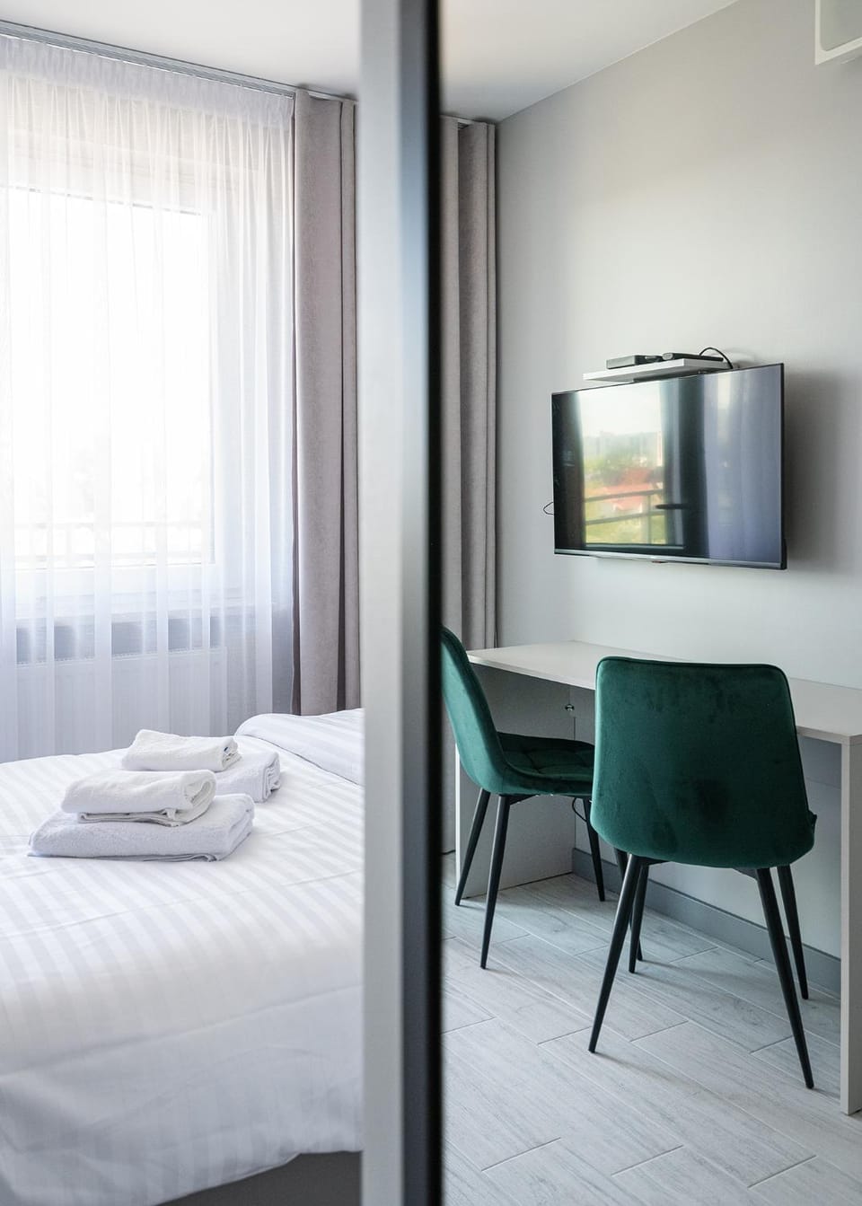 Bed, TV and multimedia, Photo of the whole room, towels
