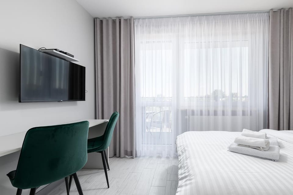 Bed, TV and multimedia, Photo of the whole room