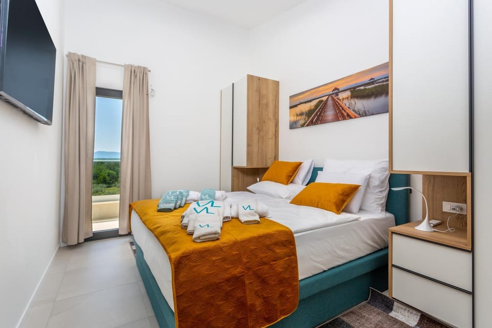 Bed, TV and multimedia, Photo of the whole room, Bedroom