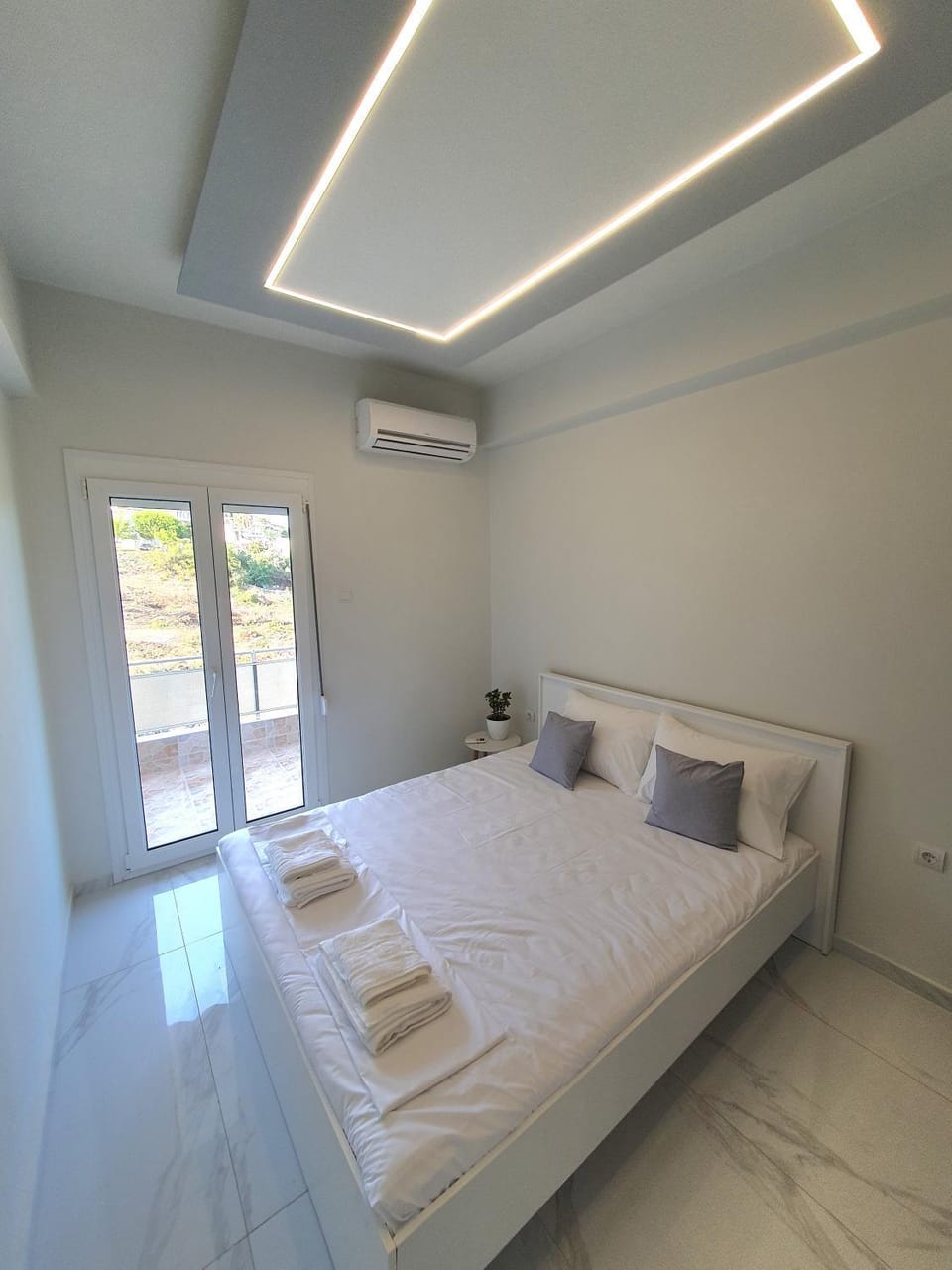 Bed, Photo of the whole room, Bedroom, towels, air conditioner