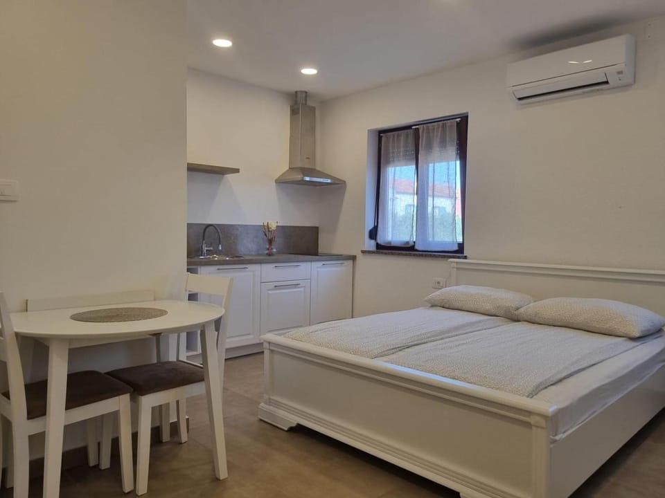 Kitchen or kitchenette, Dining area, Bedroom, air conditioner