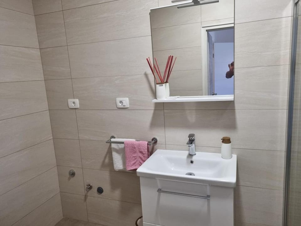 Bathroom, towels