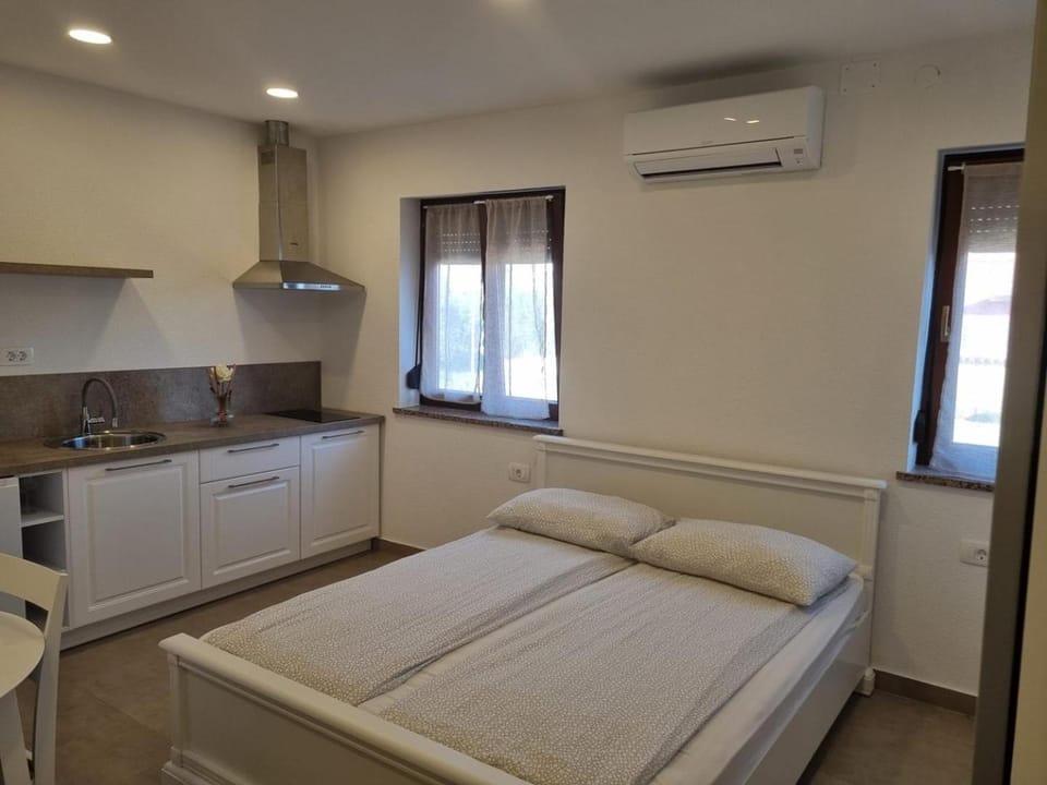 Kitchen or kitchenette, Bedroom, air conditioner