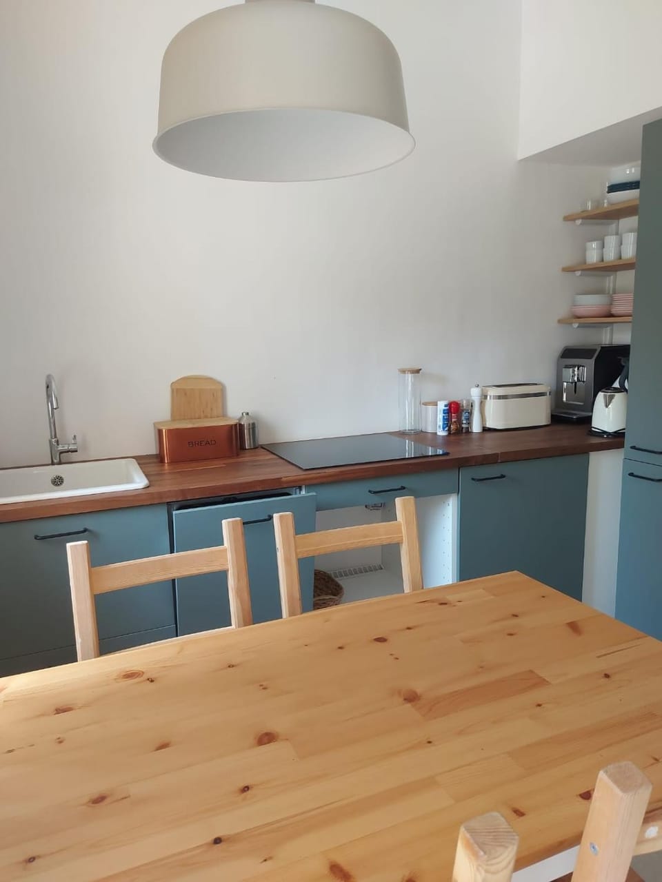 Coffee/tea facilities, Kitchen or kitchenette, stove