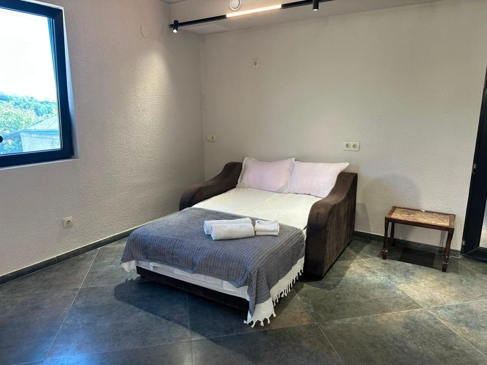 Bed, Bedroom, towels