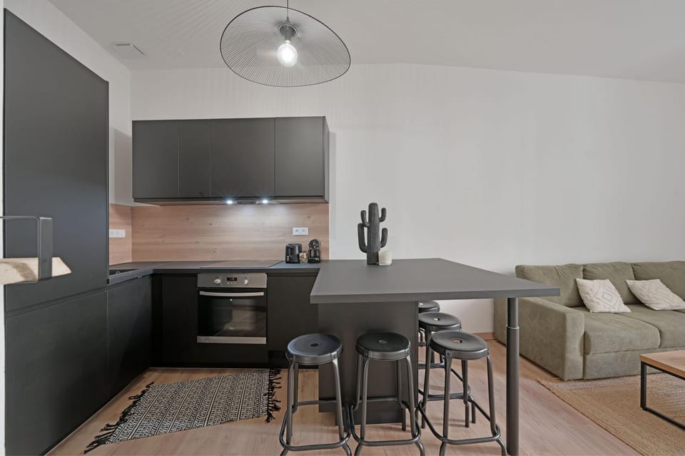 TV and multimedia, Kitchen or kitchenette, Living room, Seating area, Dining area, oven, stove