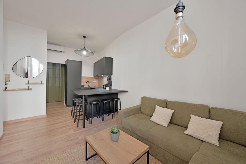 Kitchen or kitchenette, Living room, Seating area, Dining area, oven