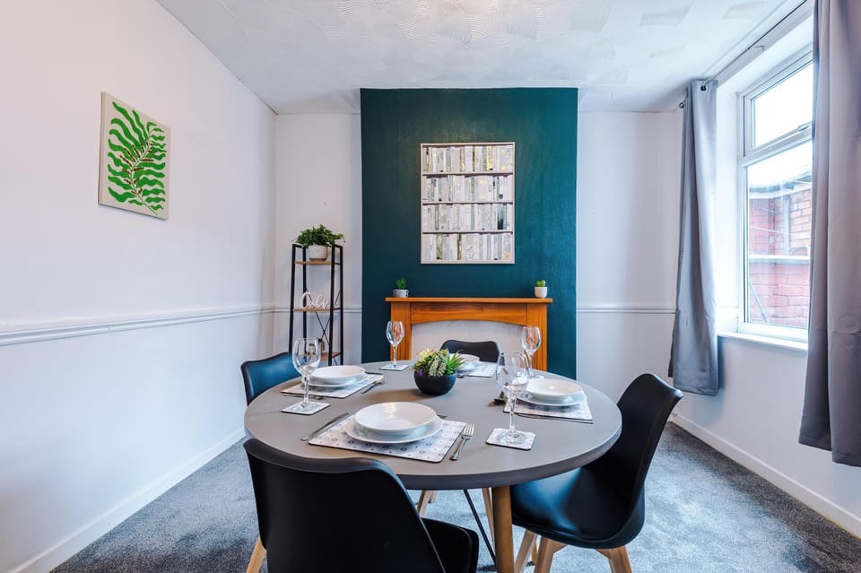 Comfortable 2 Bedroom Home Sleeps 4 With WiFi Apartment in Warrington