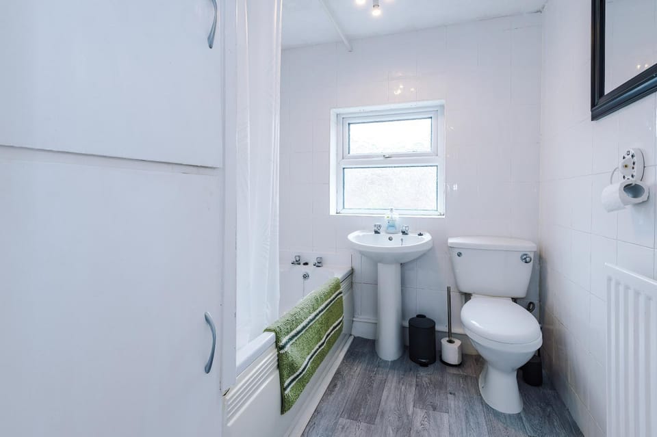 Comfortable 2 Bedroom Home Sleeps 4 With WiFi Apartment in Warrington