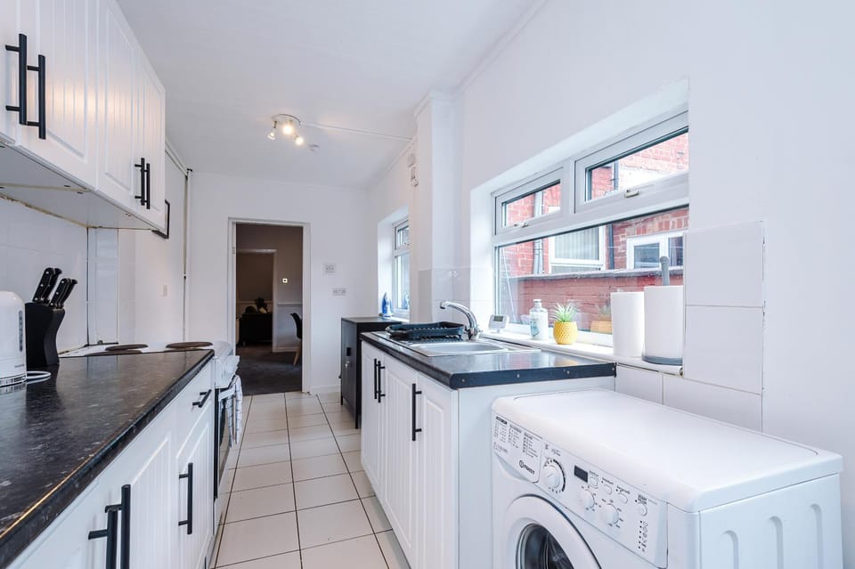 Comfortable 2 Bedroom Home Sleeps 4 With WiFi Apartment in Warrington