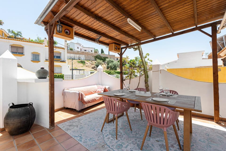 Property building, Balcony/Terrace, Living room