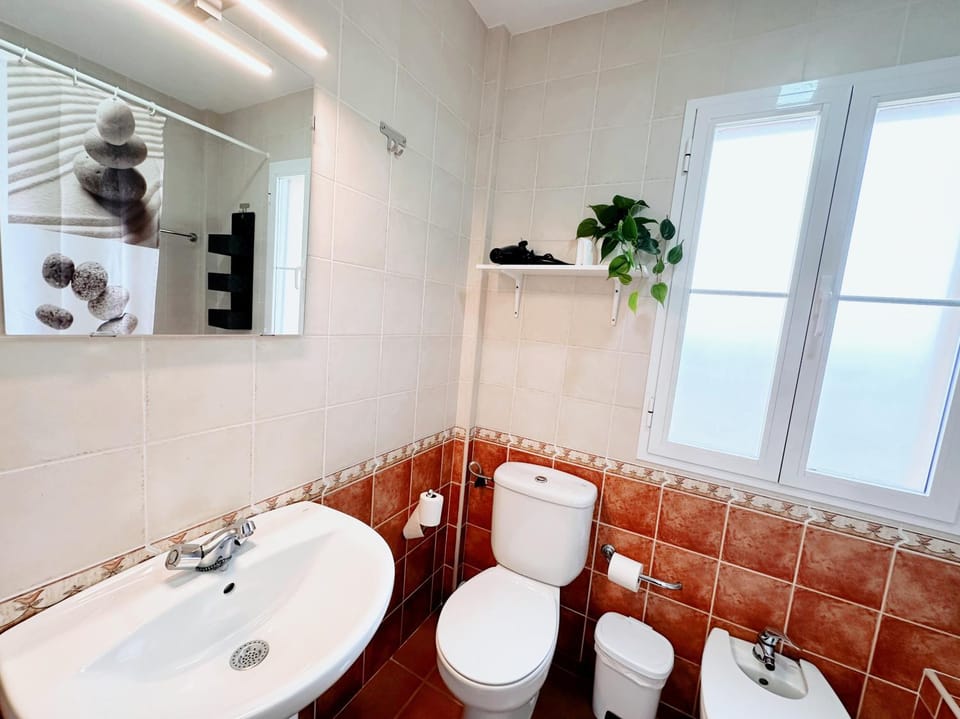 Shower, Toilet, Bathroom, bidet, towels