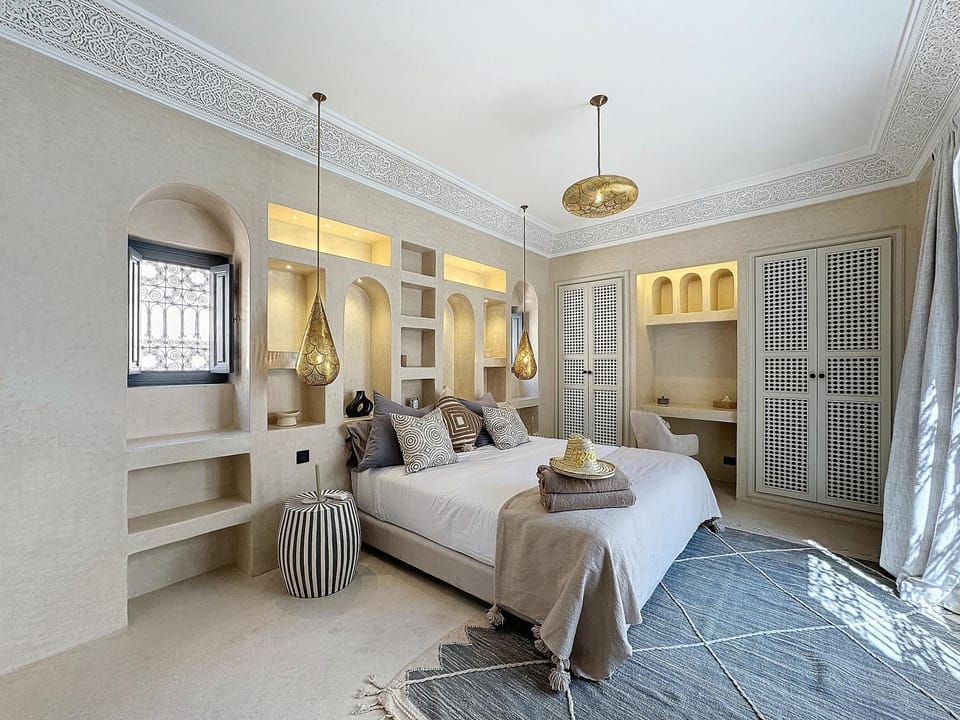 Bed, Photo of the whole room, Seating area, Bedroom, towels, wardrobe
