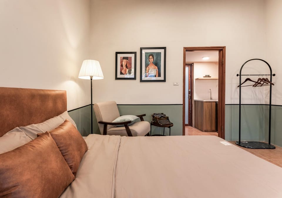 Bed, Photo of the whole room, Seating area, Bedroom