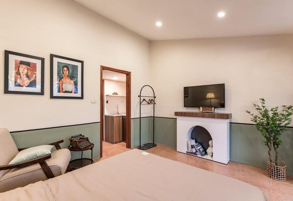 Communal lounge/ TV room, Bed, TV and multimedia, Photo of the whole room, Bedroom