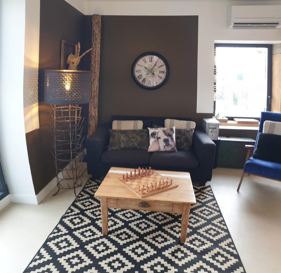 Living room, Seating area, air conditioner